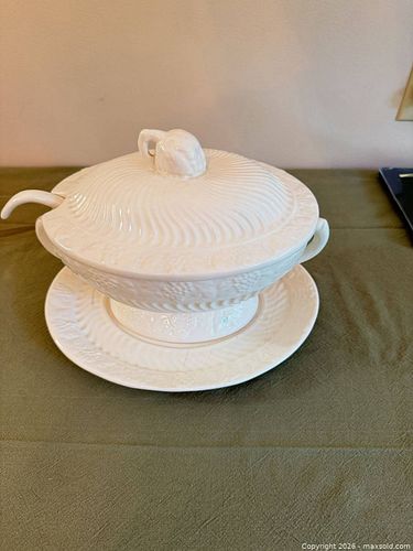 White Porcelain Soup Tureen with Underplate and Ladle DR (1 of 5)