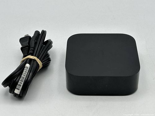 Apple TV (4th Generation) HD Media Streamer Model A1625 Black (1 of 3)