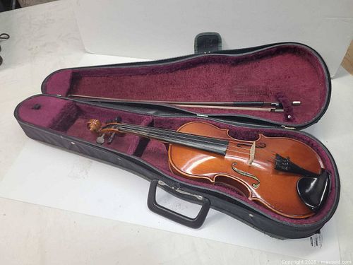 Andrew Schneider 3/4 Violin, Amber/Brown Varnish (1 of 12)