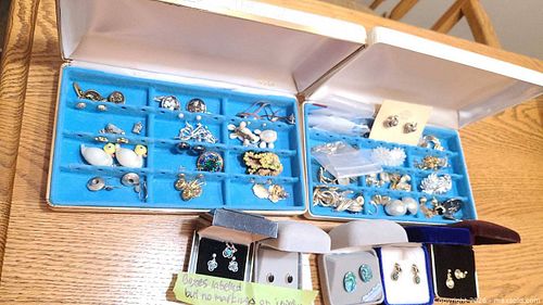 Mixed Jewelry Lot: Earrings, Brooch, Cufflinks, Gold & Silver Tone B (1 of 15)