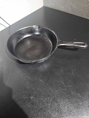 Cast iron skillet (1 of 4)