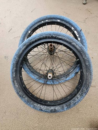 Pair of 20-inch BMX Bicycle Wheels with Blue Tires, Bolt-on Axles (1 of 2)