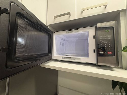 Toshiba EM925A5A-BS Countertop Microwave, Stainless Steel (1 of 3)