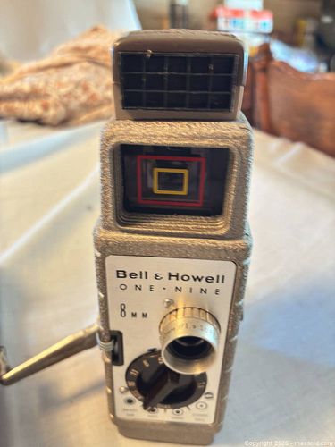 Bell & Howell One-Nine 8mm Movie Camera (1 of 9)