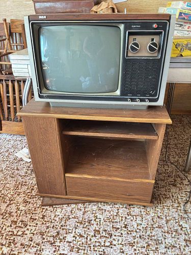 RCA 1970s Vintage 13"–19" CRT Console TV with Wooden Stand (1 of 5)