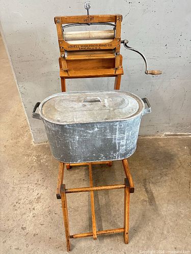 Antique Lovell Wooden Clothing Wringer  (1 of 4)