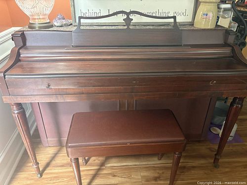 Wurlitzer Console Upright Piano, Mahogany, 88-Key (1 of 6)