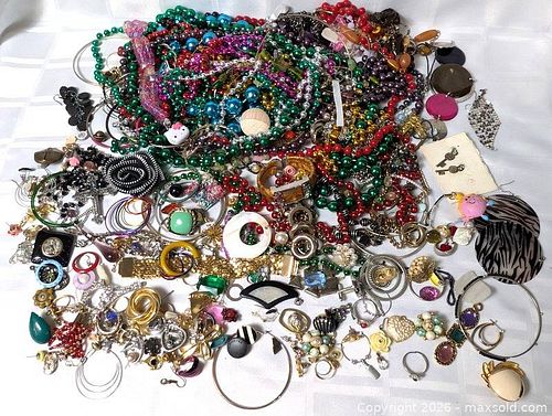 LARGE LOT OF MIXED JEWELRY (1 of 20)