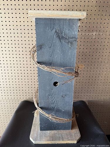 Primitive wooden pedestal  (1 of 8)