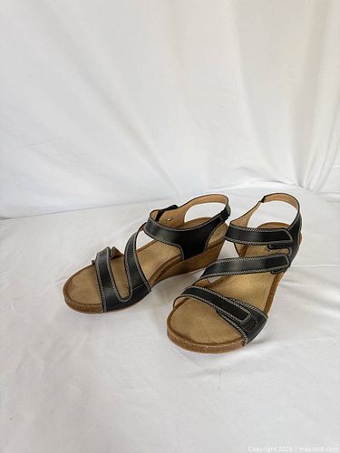 Women's Clarks Sandal (1 of 5)