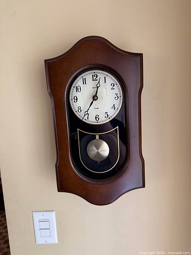 Vintage Bulova Chiming Pendulum Wall Clock (1 of 5)
