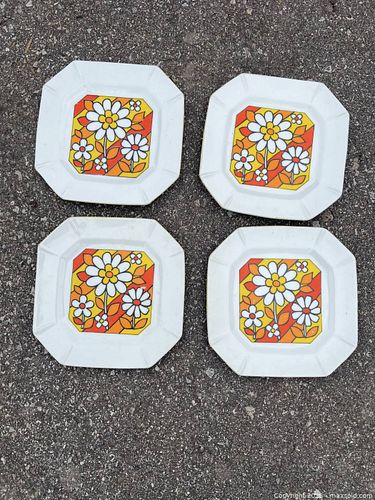 Set of 4 Japanese Retro Floral Ceramic Salad/Dessert Plates (1 of 3)