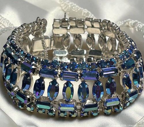 Unsigned Blue Costume Jewelry Semi Rigid Bracelet With Safety Clasp (1 of 6)