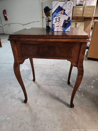 Queen Anne Style Wood Veneer Side/End Table C (1 of 6)