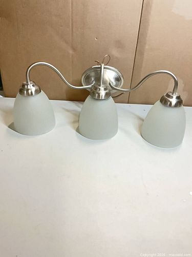 3 Light Vanity Fixture- lot 1122 (1 of 4)