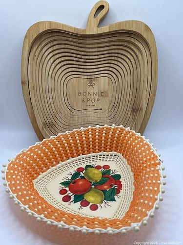 Apple Shaped Collapsible Bamboo Fruit Basket and vintage plastic fruit bowl (1 of 5)