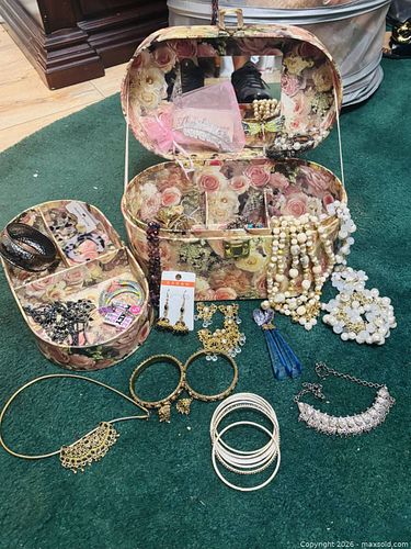 Statement Jewelry in Two-Tier Case (1 of 12)