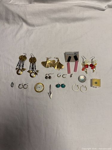 Costume Jewelry Lot with Wedgwood Piece, 15–25 Pieces (1 of 9)