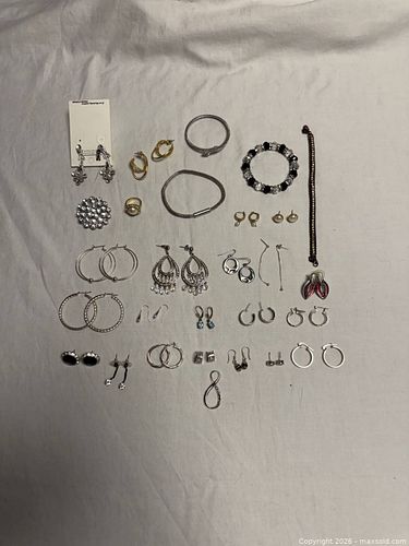 Mixed Costume Jewelry Lot — Earrings, Bracelets, Rings, Pendants (20–40 pcs) (1 of 7)