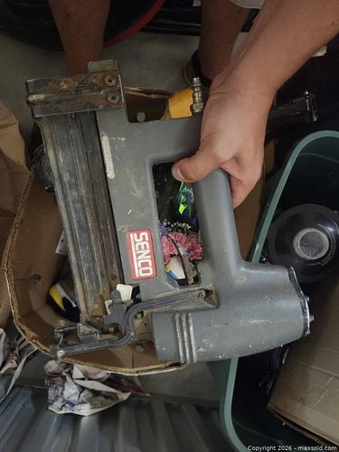 Senco Pneumatic Stapler / Brad Nailer, Gray Metal Body (1 of 3)