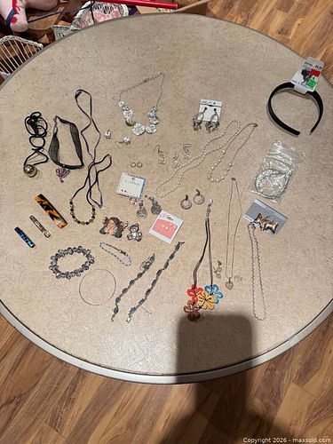 Mixed Lot Fashion Jewelry: Necklaces, Earrings, Bracelets, Hair Accessories (1 of 5)