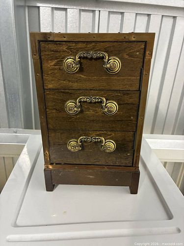 Musical Wooden Jewelry Box  (1 of 8)