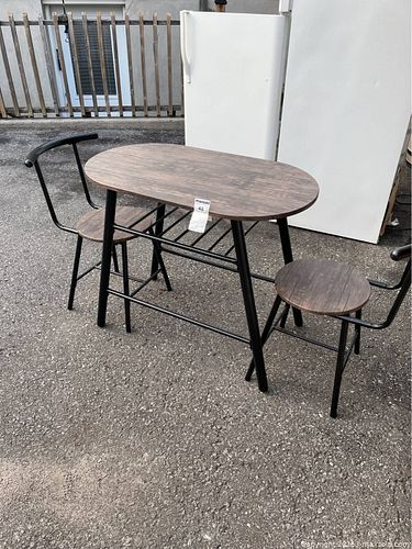 Table / Chairs (1 of 3)