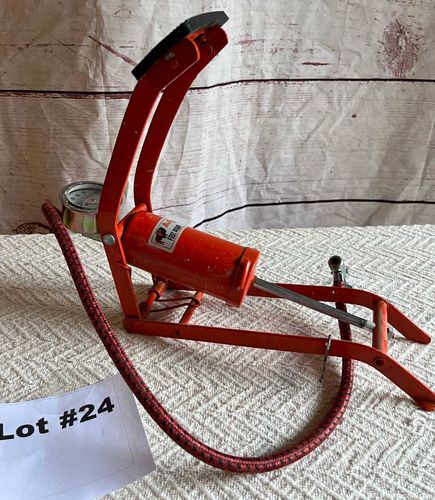 Buffalo Red Metal Foot Pump with Pressure Gauge (1 of 11)