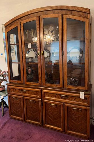 Broyhill Oak Finish China Cabinet Hutch with Glass Display Doors DR (1 of 10)
