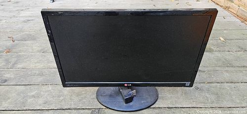 LG 22-inch Flatron 22EA53V Monitor — DVI / VGA / HDMI (1 of 6)
