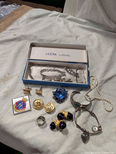 Costume jewelry (1 of 4)