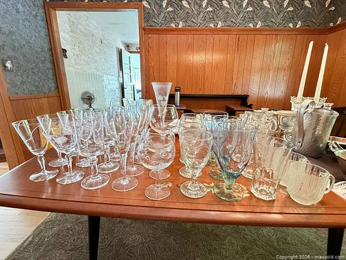 Mixed Glass Stemware and Drinkware Lot (16–30 Pieces) (1 of 9)