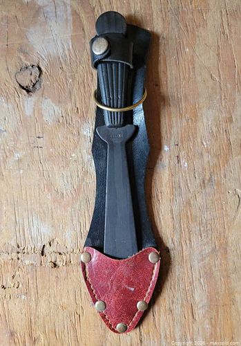 Small Knife w/ Sheath (1 of 3)