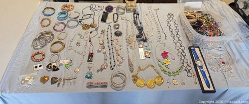 Mixed Costume Jewelry Lot — Necklaces, Bracelets, Earrings & More Lot 503 (1 of 18)