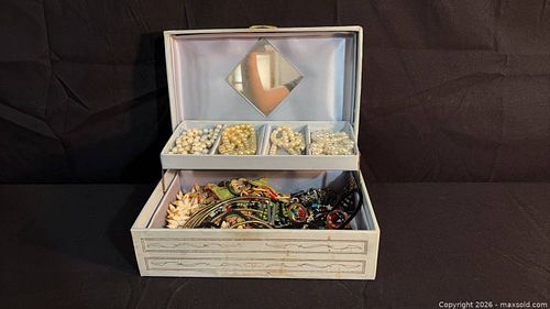 Mixed Costume Jewelry Lot with Storage Box, 16–30 Pieces lot 907 (1 of 12)