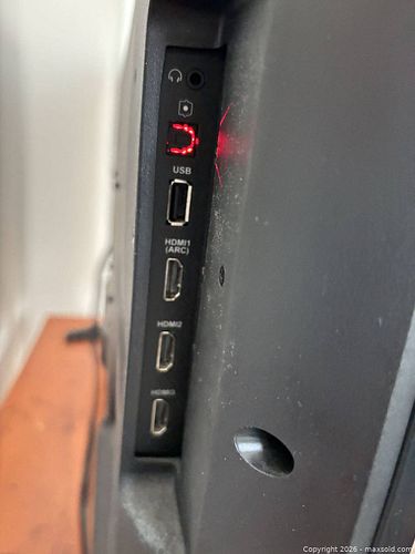 Insignia 32" Smart LED/LCD TV (1 of 5)