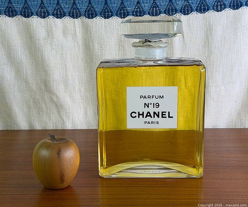 Large CHANEL No. 19 Parfum Factice Display Bottle with Stopper (1 of 7)