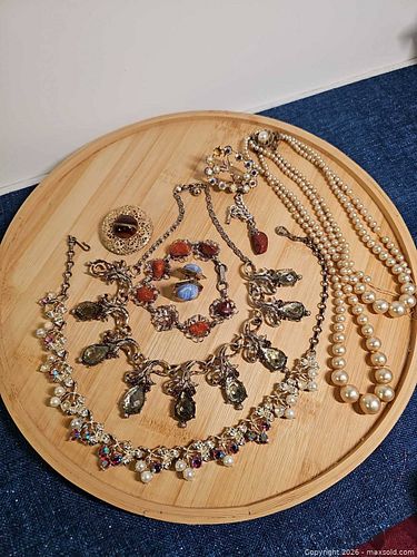 Lot of Mixed Vintage Costume Jewelry, Necklaces, Bracelets, Brooches, Rings (1 of 14)