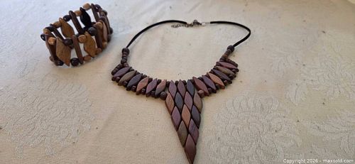 Wooden jewelry (1 of 3)