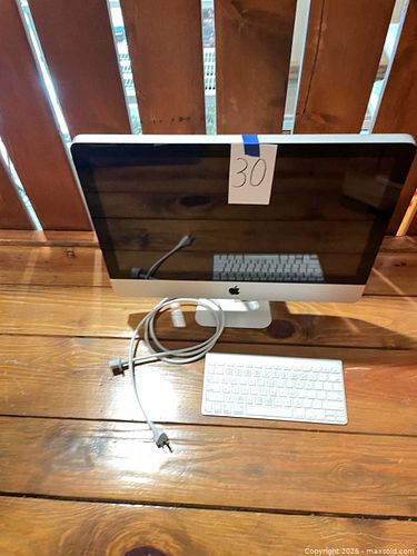 Apple 21.5-inch Silver iMac All-in-One with Wireless Keyboard (1 of 5)