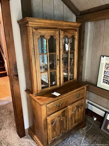 Two-Piece Medium Brown Oak Tone Hutch / China Cabinet (1 of 9)