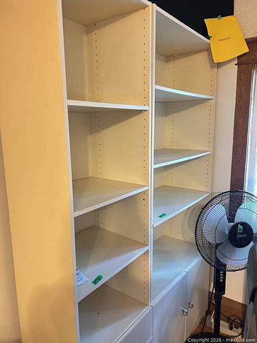 Bookcase with Shelves D (1 of 10)