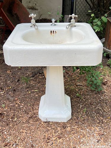 Cast Iron Enameled Pedestal Sink C (1 of 8)