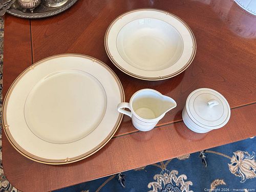 Mikasa Ebony Circles Fine China Dinnerware Set, Gold Rim (1 of 5)
