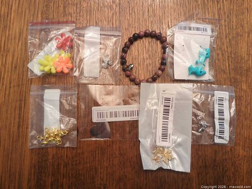 Mixed Jewelry Lot: Beaded Bracelet, Stud Earrings & Findings (1 of 8)