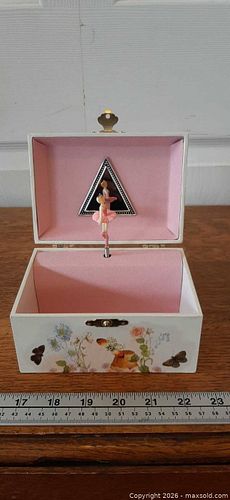 Vintage musical ballerina jewelry box (1 of 8)