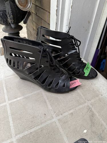 A PAIR OF LADIES SHOES . SIZE 7.5 (1 of 3)