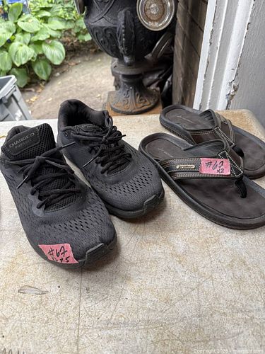 PAIR OF MEN'S UNDER ARMOUR SHOES & A PAIR OF SANDALS. SIZE 8.5 (1 of 5)