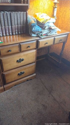 Medium Brown Veneer Desk with Hutch D (1 of 10)