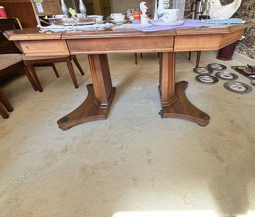 Traditional Pedestal Dining Table D (1 of 11)
